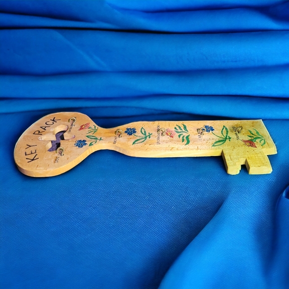 Vintage wooden key  holder with hooks for keys  floral painted design, Japan - Picture 5 of 6